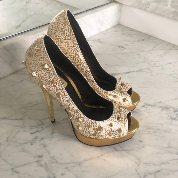 Lulus Shoes - Lulu’s gold & white Studded Pump NWOB